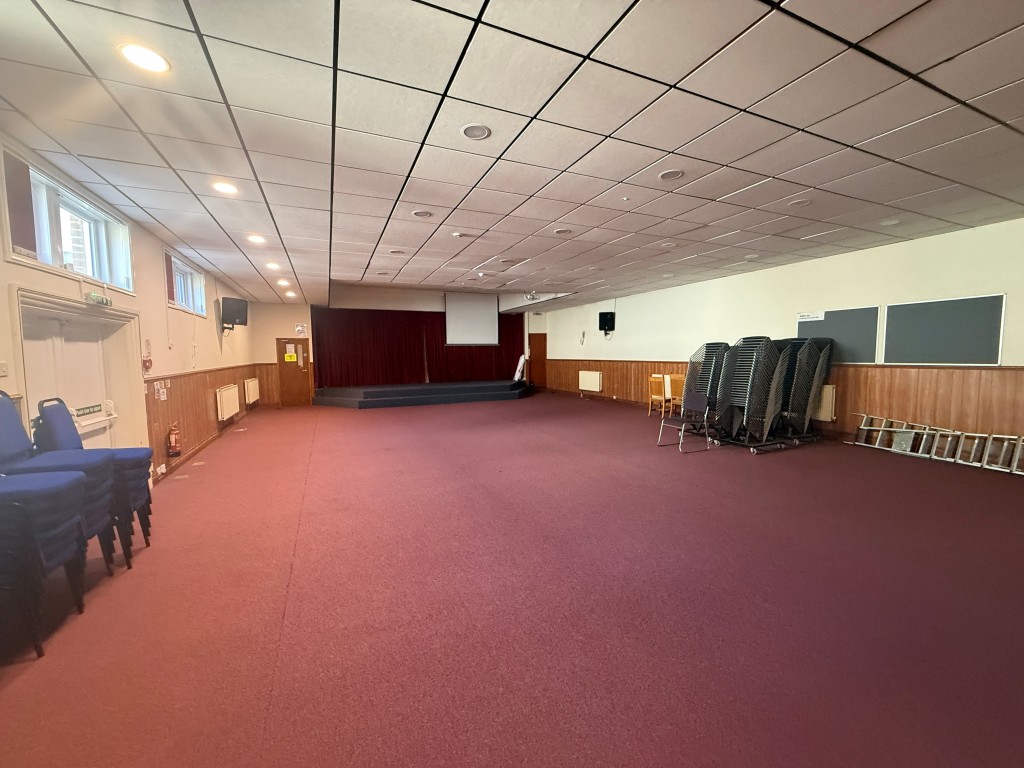 Lot: 59 - FORMER BAPTIST CHURCH WITH POTENTIAL - Main hall